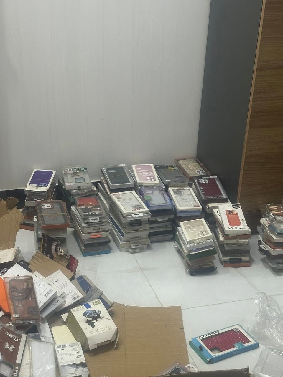 سلام عليكم عندي غراض للبيع
كفر ايفون 330 ايفون 7 لل 16 برو ماكس
شواحن 70 
لواسق 1000 قطعه تقريباً 
ستانات 14 
لاسق عدسه 53 
اصلي 17 
سماعات عادية 18 
راس حشن عادي 5 
توصيلات 4
اواكس مسجل كبير 2 
كييل hd 2 
اواكس ايفون 6 
كفر ايباد 5 
شحانة جداحه 2 
كفرات مشكل 860
للتواصل *********** 
مكاني كربلاء
