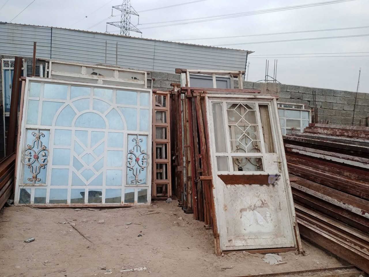 شبابيك وبيبان مستعمل نضيف 
نجف شارع المطار 
***********
***********
