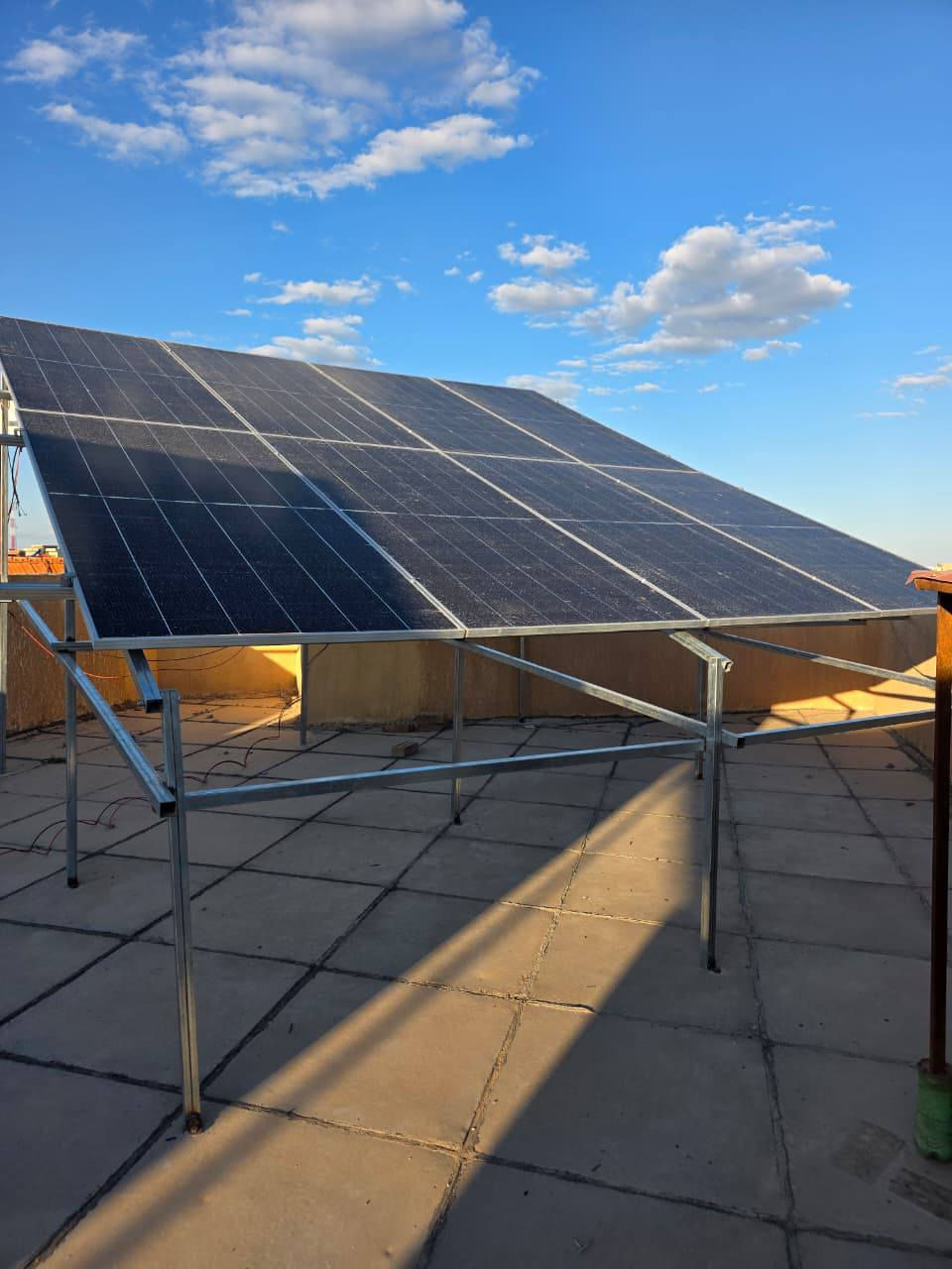 “طاقة نظيفة، توفير حقيقي، وضمان أكيد.”🫡

بفضل الله ... المزيد من الإنجازات في مجال الطاقة الشمسية...

✅✅✅✅✅✅✅✅✅✅✅✅✅

✨🔆 تنصيب منظومة طاقة شمسية جديدة في تكريت – القادسية 🔆✨

 فقد نفّذ مكتبنا، مكتب توب اينيرجي لخدمات الطاقة الشمسية
Top Energy For Solar Services
منظومة طاقة شمسية متكاملة لمنزل (الدكتور المهندس مؤيد عبد) في #تكريت-القادسية💯

⚡⚡⚡⚡⚡⚡⚡⚡⚡⚡⚡⚡⚡

🔹 مكونات المنظومة:

1️⃣ ألواح شمسية ☀️ قدرة 620 واط عدد (14 لوح)
✔️ بضمان حقيقي لمدة 15 سنة
✔️ كفاءة عالية وأداء ثابت لتحمّل أجواء العراق

2️⃣ بطارية ليثيوم🔋 بسعة 16 كيلو واط 
✔️ خزن طاقة مستقر وآمن
✔️ بضمان حقيقي لمدة 5 سنوات

3️⃣ جهاز انفيرتر نوع Deye ⚡
✔️ سعة 12 كيلو واط
✔️ أداء ذكي وإدارة متكاملة للمنظومة
✔️ بضمان 3 سنوات

💡 الحل الأمثل لتقليل الاعتماد على الكهرباء الوطنية والمولد
💡 توفير طويل الأمد واستثمار مضمون

 عنوان المكتب 🗺️🗺️
#تكريت – شارع الأطباء
قرب تجهيزات الوديد الطبية.

📞 للاستفسار والحجز يرجى التواصل عبر الصفحة أو الاتصال المباشر.

🔋 Top Energy For Solar Services
طاقة نظيفة… مستقبل مضمون ... مع راحة البال 🌞


**إذا كنت صاحب هذا الإعلان وتريد حذفه لأي سبب، رجاءا أرسل رسالة إلى الدعم الفني**