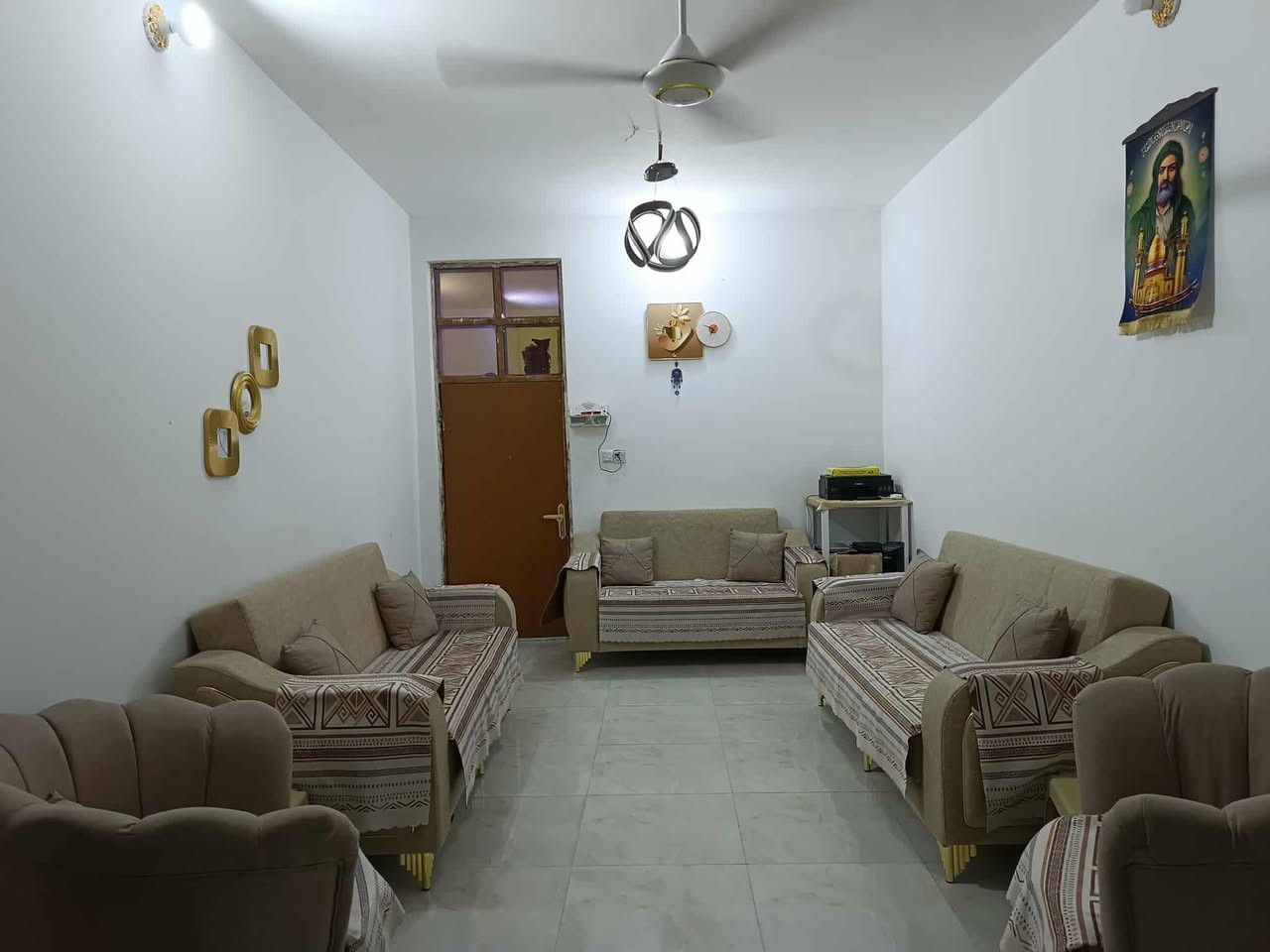 بيت  130 راعي سند٢٥ متر نادر الثانية شارع الكبان مساحتة 130 متر طابق واحد صالة واستقبال ومطبخ وغرفة نوم وصحيات داخلية وخارجية وكراج .
يبعد عن موقف السيارت تقريبا 150 متر 
سعرة 75 وبية مجال *********** رقم الهاتف ***********
