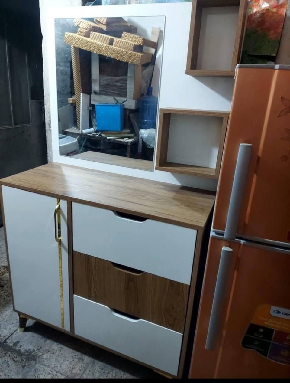 ميز مراية ب100
ثلاجة 10 قدم نضيفة كلش ماداخلة تصليح ابد 
ب160 مكان مدينة الصدر موجود توصيل


**إذا كنت صاحب هذا الإعلان وتريد حذفه لأي سبب، رجاءا أرسل رسالة إلى الدعم الفني**