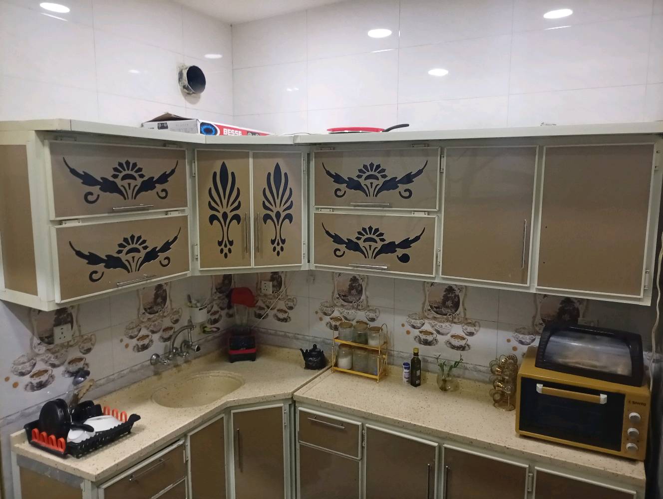 كونتر مرمر البيع و ميز طعام(٤٠ الف)