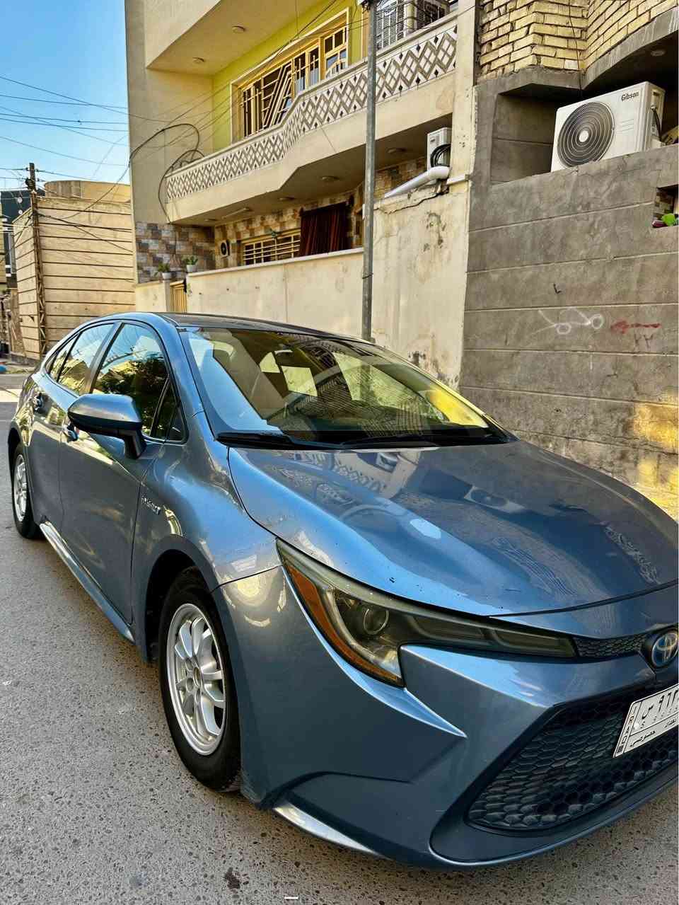 السلام عليكم للبيع سيارة تويوتا كورولا هايبرد (Hybrid) موديل 2020 (وارد أمريكي)

السيارة بدون قطرة صبغ نهائياً 
​حادثها بسيط جداً: فقط الجاملغ اللي عكس جهة السايق (الجهة اليمنى) وبي تعديل بارد مرجوع بدقة وبدون أي صبغ

​السيارة رقم بغداد ألماني باسمي (خصوصي) ملصق وجاهز، باسمي وتحويلها مضمون وسهل. سيارة كاملة مكملة وجاهزة للمستخدم، واقتصادية جداً بمصرف البنزين 

​المحرك: 1800 سي سي هجين (هايبرد)، منظومة نظيفة جداً وبحالة ممتازة.

​اللون الخارجي: سمائي / ميتالي مميز جداً ونظيف
​أنظمة الأمان: رادار أمامي متطور (حساسات الزجاج الأمامي لتثبيت السرعة الذكي وتجنب الاصطدام)
ومنظومة إيرباغات كاملة
​
شاشة وسطية كبيرة الحجم تعمل باللمس، تدعم بلوتوث وكار بلي والاتصال بالهاتف والتحكم الكامل بالوسائط
ستيرن متعدد الوظائف (تحكم جهة اليمين واليسار) للتحكم بالشاشة، الرادار، وتثبيت السرعة بدون تشتيت عن الطريق.
​التحكم بالبريك: تحتوي على نظام البريك الإلكتروني الذكي (Handbrake Button) مع خاصية الـ Auto Hold المريحة جداً في الازدحامات
​التبريد ثلج ما شاء الله السيارة مغلفة بالكامل (تغليف أرضية للحفاظ عليها، وتغليف كشنات درجة أولى بلونين مميزة وجاهزة)

مكان السيارة بغداد البلديات 
موجود فقط واتساب او على الخط
***********
*********** بغداد, العراق
