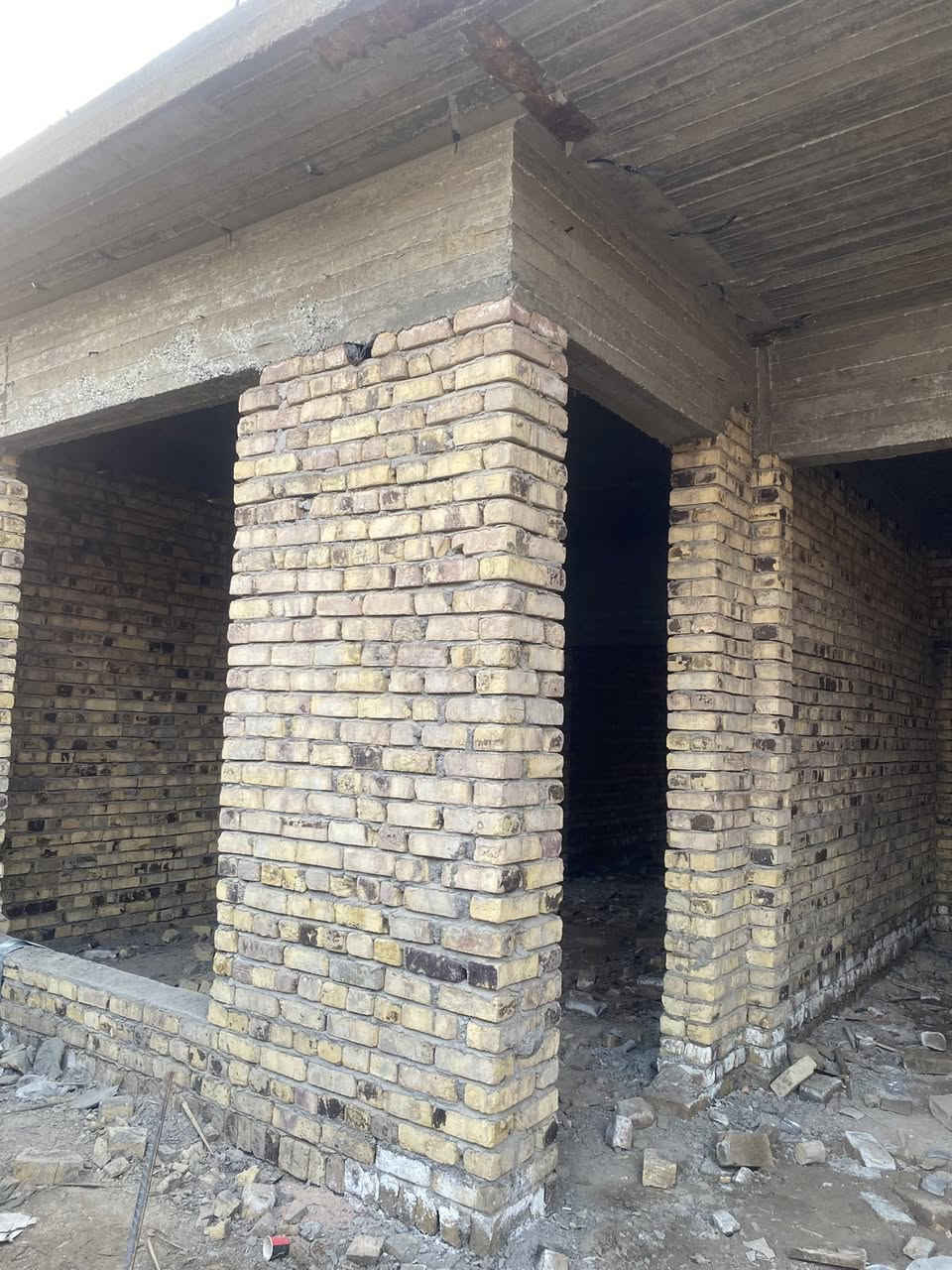 دار هيكل زراعي سند25  للبيع 🏠
📍 شارع 80 /مقابيل مول نون 

📐المساحة 180م 
•واجهة 9 ونزال 20 
مواصفات البناء :
• طابق واحد 
•بناء حديث (طابوق +كونكريت) 
•يحتاج تشطيب فقط 

•يتكون الدار من : 
•استقبال 
• مطبخ (حار+بارد)
•صالة مع حديقه داخليه 
• غرفه نوم 
•مجمع صحيات عدد 2 
تصميم هندسي كلش مرتب 

📍موقع قريب جدا على شارع عام الرئيسي خلف محلات 

للاستفسار اكثر ***********
