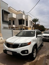 سورنتو 2012 خليجي مكفولة من الصبغ  مكينة 2400 دوش اربعة سلندر سبعة راك...