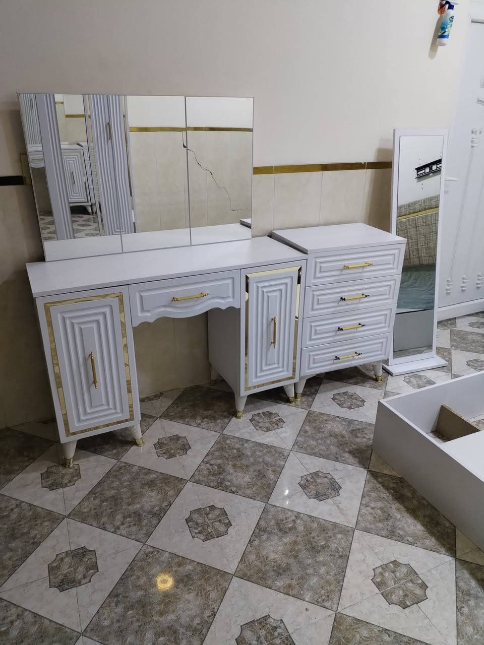 غرفه نوم تركي 8قطع مستعمل شهرين للستفسار ***********
