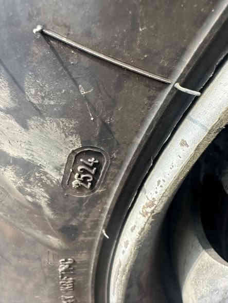 للبيع داف 
موديل 2002
السيارة بدون محرك 
عليها غرامت 2000 مليونين عراقي 
تحويل ثاني يوم
سعرها 30$ ورقاء
سيارة جواها تخم تاير جديدي
***********
