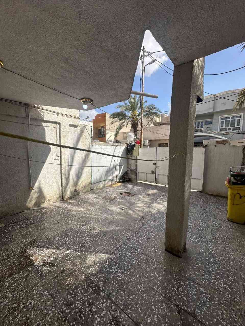 للبيع مستعجل لضرف خاص جداً 
دار للبيع 100 متر طابو صرف طابقين الاول مطبخ وصاله واستقبال وصحيات والثاني غرفتين وسطح 
بعقوبه حي المعلمين قرب جامع مالك ابن انس 
***********
