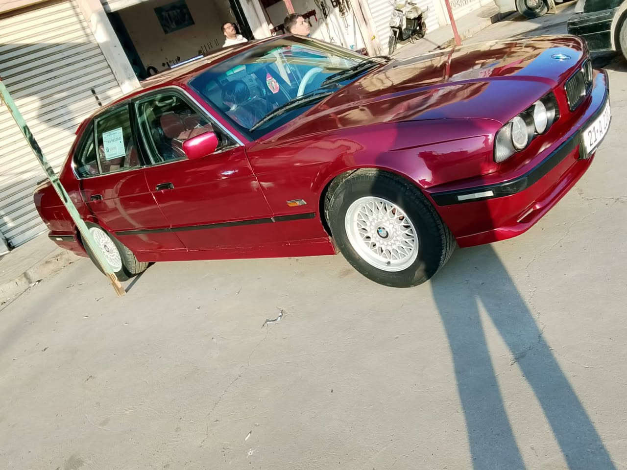 سلام عليكم
بي ام دبليو موديل 90 محرك 25 

رقم سليمانيه باسمي شرط التحويل🤝 والغرامات محرك وكير مكفول كهربائيات كلها شغاله 💯 ستيكر بانزين 🔥بيها جام امامي كهربا تبريد تتفئه شغال 👍 تخم تاير جديد ويل خليه بلجيس سبير جديد منضومه بريك اي بي اس 4 تايرات بلمكان جامه امامي جديد 👍 ماسحات جديد سقف سلايت شغال 👍 كشنات مدوشم  ماروني  🔴 ارضيات.  M. 🇩🇪 

مسجل سماعات 🎧 اواكس بلوتوث ضوه داخلي شغال 👍 

كيچات حماوه سرعه  رون بانزين  كلها شغاله 💯 اناره عالي ناصي سكن زينون ثلجي  رباعي 🖐️🚦 كلها شغاله 💯 

 

نواقص السياره فقط يده باب السائق 

سنتر لك شغال لاكن بي خربطه فقط فقط 

بالنسبه لضرر السياره فقط جاملغ امامي ونفسه راجع 

⁦⁦⁦

اخي العزيز ذكرت لك جميع تفاصيل السياره ⁦⁦:⁠-⁠)⁩

سعرها مناسب 48 وبيها مجال 

مكان السياره ديالى قضاء خانقين ‏‪0778 181 9539‬‏
