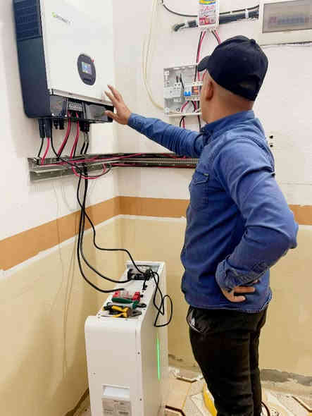 سلام عليكم 🫡
في  شروين 💡🌞💡

بتاريخ2025/12/7

تم تجهيز وتنصيب منظومة متكاملة للطاقة الشمسية في #شروين/قرية حمزة النجم   دار الأخ   #ابو حسيب بلال الزهيري تستاهل كل الخير 

تم العمل والتجهيز المواد من قبل مكتب #ضوء ديالى 

منظومة 10 آمبير  ليلي🌙 نهاري 🌞يمكن تطويرها إلى 25 آمبير  وأكثر ——
تكونت من ..

الواح عدد 5   ألواح لونجي هي ألواح طاقة شمسية عالية الجودة تُعرف بكفاءتها620 w العالية وأدائها المتفوق في مختلف الظروف، خاصةً في الأجواء الحارة والظروف ذات الإضاءة المنخفضة. تتميز بتقنيات متطورة مثل خلايا HPBC لزيادة الإنتاجية، ومتانة عالية، وضمان طويل الأمد، مما يجعلها خيارًا موثوقًا للمشاريع السكنية والتجارية

إنفرتر #جرواط (Growatt) هو جهاز عاكس شمسي هجين وموثوق لتحويل طاقة التيار المستمر (DC) من الألواح الشمسية أو البطاريات إلى تيار متردد (AC) لاستخدام الأجهزة المنزلية، وهو يشتهر #بكفاءته العالية، دعمه لأنظمة خارج الشبكة (Off-Grid) أو المتصلة بالشبكة، ووظائفه الذكية مثل شحن MPPT وحماية متعددة، مع خيارات مراقبة عبر #WiFi، ويأتي بقدرات مختلفة (مثل 6 كيلو واط) ومناسب للاستخدام المنزلي والتجاري

بطارية 🔋ليثيوم داي (Deye) #سعة 10 كيلو وات (تقريبًا 10.24 كيلو وات ساعة) هي نظام تخزين طاقة شائع يعتمد على تقنية فوسفات حديد #الليثيوم (LiFePO4)، وتتميز بـ 51.2 فولت، وقدرة 200 أمبير/ساعة، وعمر افتراضي طويل (أكثر من 8000 دورة)، وتصميم آمن وقابل للتوسع، مع نظام إدارة بطارية (BMS) مدمج، وتوفر حلول طاقة موثوقة ومستدامة للمنازل والشركات عبر ميزات مثل المراقبة عن بعد والتثبيت المرن. 

تم استخدام السلك المغلون الخاص بل طاقة الشمسية وتيار الDC
تم ربط كافة قواطع الحماية ال DC وقواطع AC الخاصة بل خرج وادخال Ac لحماية المنظومة من التيار العكسي والمتذبذب 

تحياتي لكم جميعاً 
@الجميع
تم العمل من قبل  مكتب #ضوء ديالى 
اي استفسار خاص او رقم الهاتف /*********** /
‭0770 010 9288‬ واتساب موجود
