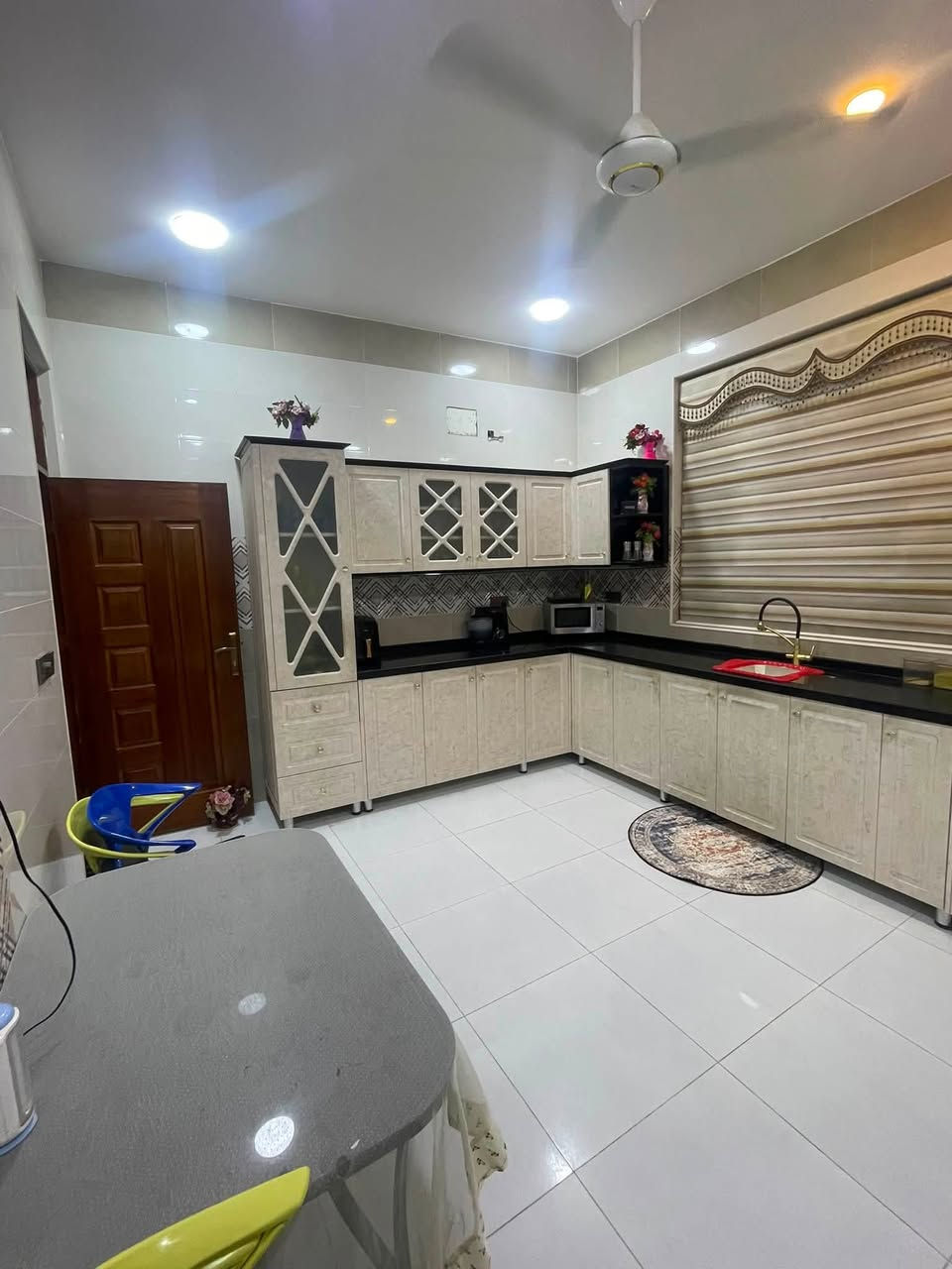 سلام عليكم 

دار البيع
مساحه٢٠٠متر
 طابق واحد  
عنوان /كوت/الخضراء /شارع صيدلية 
الاتصال/***********
