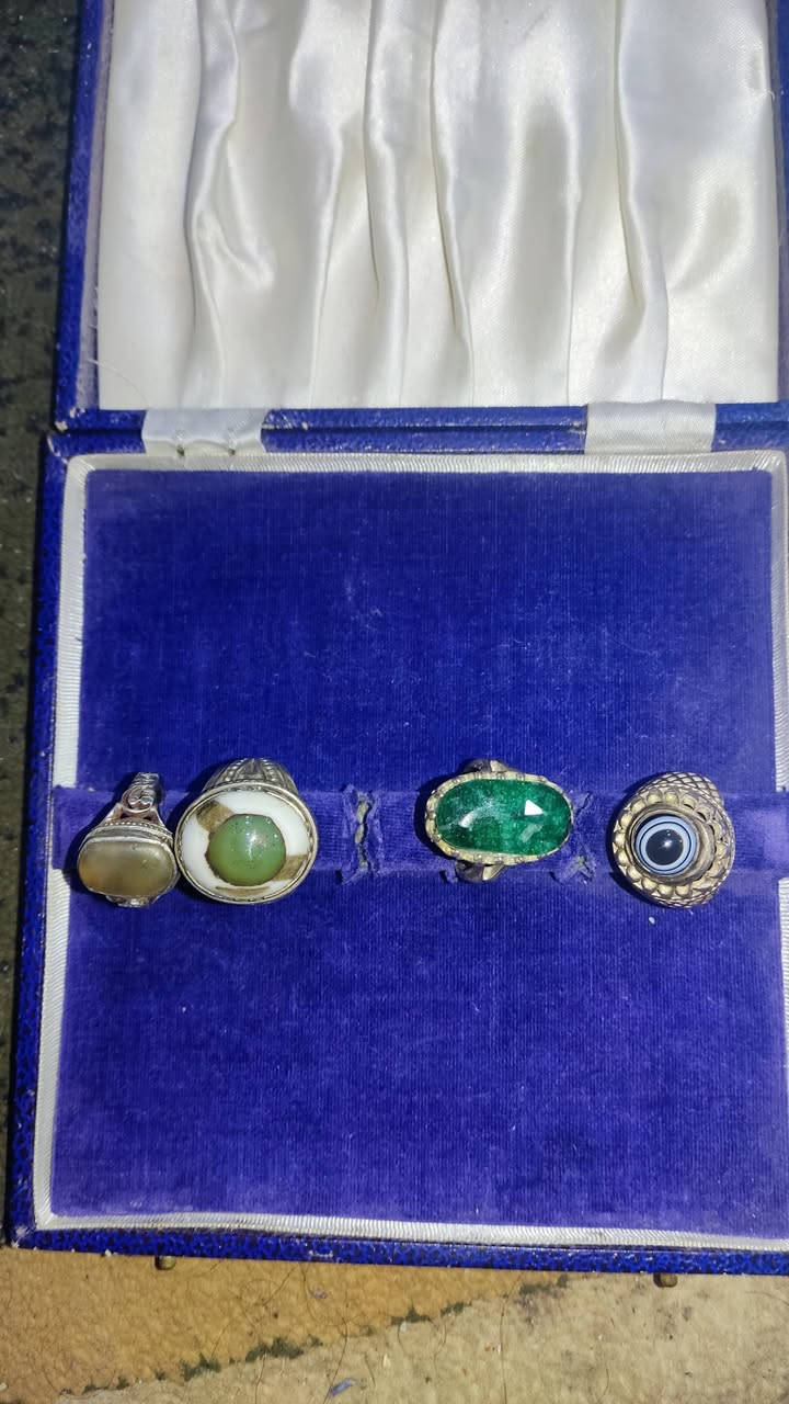 مجموعة من الخواتم ذات الاحجار الكريمة الي يريد يتواصل رقم الواتساب ***********
