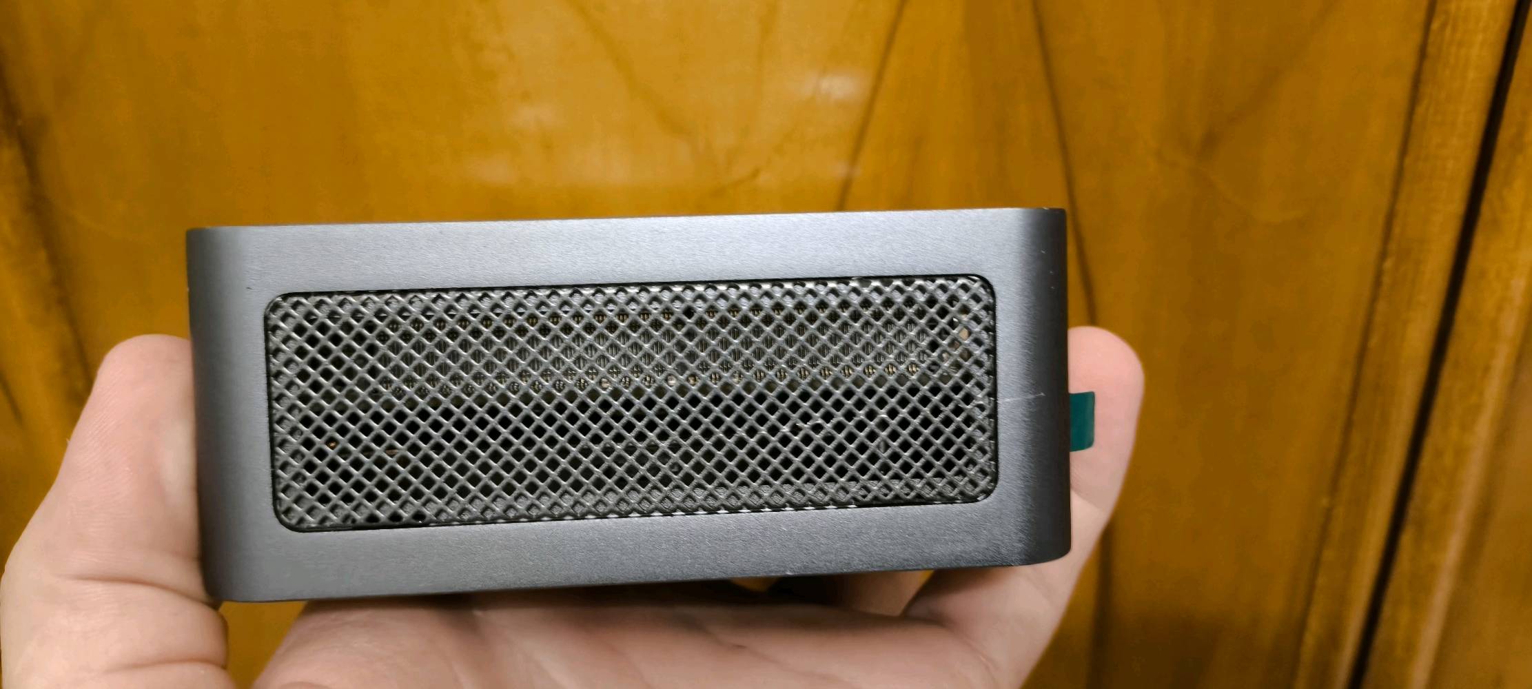 جهاز مني بيسي mini pc chateery an2p
معالج رايزن 5 جيل 5 
كرت شاشة amd vega 8
بدون رام 
بدون هارد 
الملحقات ادبتر التشغيل
ملاحظة الجهاز مشتغل مكتوب عليه يسحب كهرباء 19 فولت لكن لمن يربط على بور سبلاي يسحب 16 فولت الفني كال احتمال بي شورت بدائرة الكهرباء