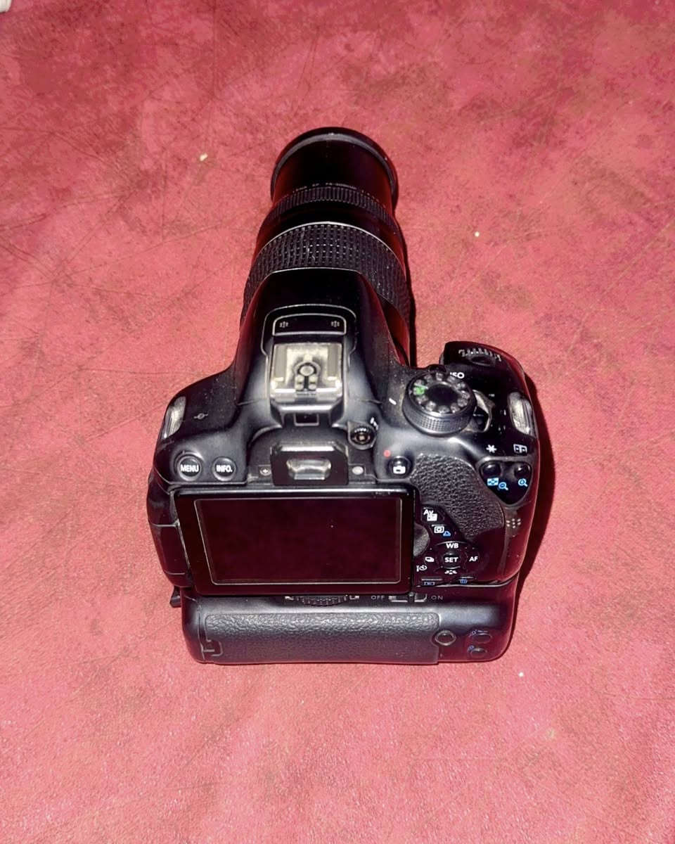 كانون D700شاشا لمس نضيفه كلشي بيها شغال 
عدسه 75. 300
رام 
شاحنه 
احزام 
بسعر مناسب / *********** بي واتساب
