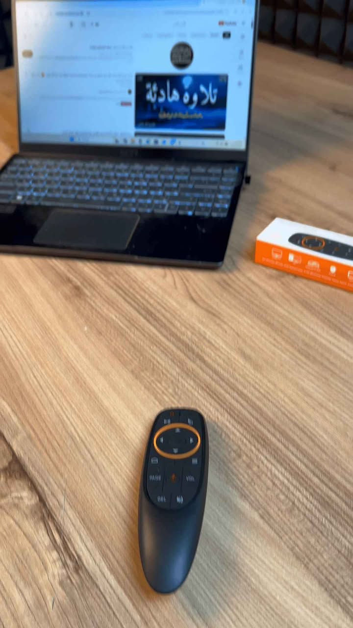 ريموت جوكر ذكي 2.4G Air Mouse مع جيروسكوب وميزة البحث الصوتي

الاستخدامات

التحكم بأجهزة Android TV Box بسهولة.

تشغيل وإدارة أجهزة Smart TV الداعمة للـ USB.

مناسب لأجهزة الكمبيوتر، اللابتوب، البروجيكتور، وHome Theater.

تصفح الإنترنت والتطبيقات عبر حركة اليد (Air Mouse).

البحث الصوتي في يوتيوب والتطبيقات المدعومة.

بديل عملي للماوس والريموت التقليدي.

المميزات

تقنية اتصال لاسلكي 2.4GHz RF عبر مستقبل USB.

مدى اتصال يصل إلى أكثر من 10 أمتار.

مستشعر حركة 6 Axis Gyroscope للتحكم بالمؤشر عبر تحريك اليد.

يدعم Fidelity Voice Input (بحث صوتي عالي الدقة).

يدعم خاصية IR Learning لبرمجة زر الباور مع ريموت التلفزيون.

Plug & Play بدون تثبيت برامج.

أزرار تحكم كاملة: Home – رجوع – تحكم بالصوت – صفحات – حذف – تشغيلإيقاف.

3 مستويات سرعة لحركة المؤشر.

يعمل بواسطة بطاريتين AAA.

خامة تصنيع: ABS Plastic + Silicone.

الوزن التقريبي: 50 غرام.

الأبعاد التقريبية للمنتج: 143 × 45 × 29 ملم.

محتويات الصندوق

ريموت Air Mouse.

مستقبل USB (قطعة صغيرة يتم تركيبها بالجهاز).

دليل استخدام.

الملاحظات

يحتاج بطاريتين AAA (غير مرفقة غالباً حسب التشغيل).

البحث الصوتي يعمل على الأجهزة التي تدعم Google Voice أو أنظمة مشابهة.

يجب إدخال قطعة الـ USB قبل الاستخدام.

يمكن برمجة زر الباور فقط عبر خاصية IR Learning.

قياس الكارتون:

- الطول: 15 سم
- العرض: 3 سم
- الارتفاع: 5 سم النجف, العراق


**إذا كنت صاحب هذا الإعلان وتريد حذفه لأي سبب، رجاءا أرسل رسالة إلى الدعم الفني**