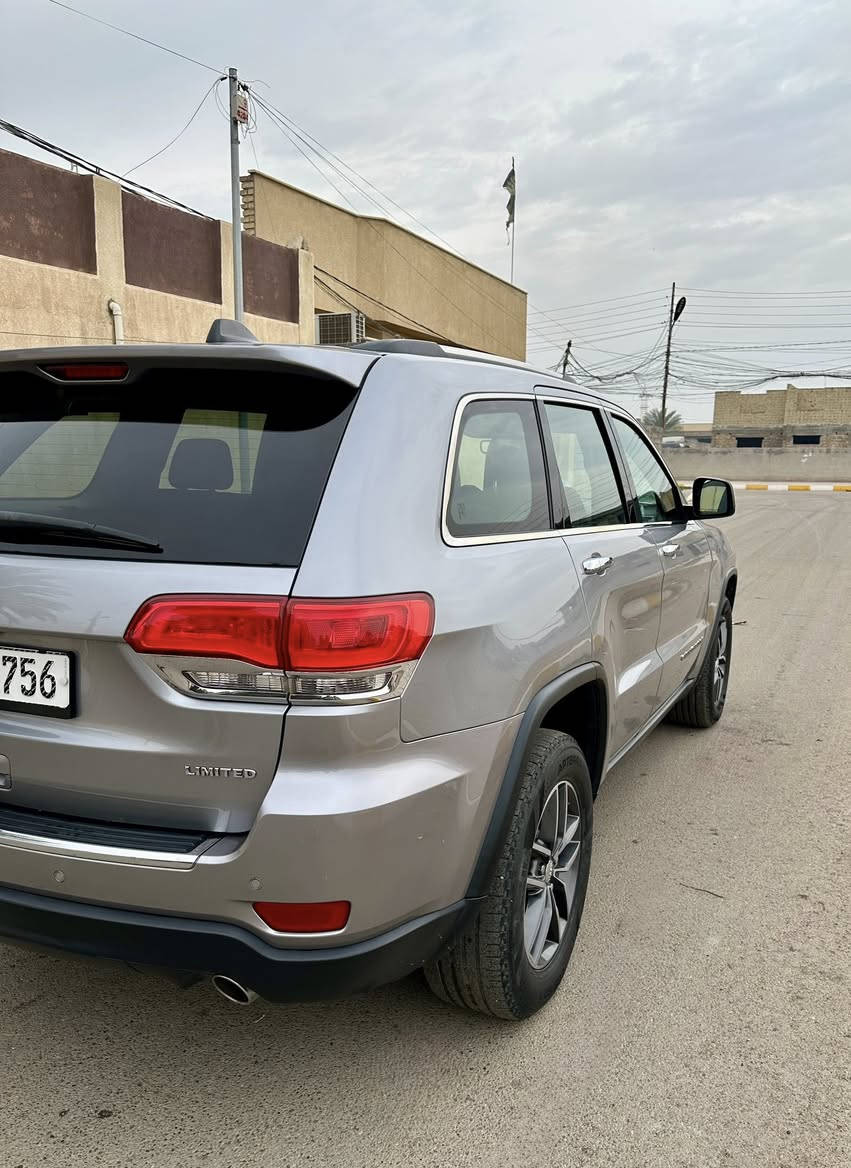 🚙 للبيع – جيب جراند شيروكي 2017
وارد امريكي

المعلومات الأساسية:
- الموديل: 2017  
- الفئة: Limited   
- الممشى: 63,000 ميل🔥
- المحرك: 3.6 لتر – 6 سلندر  
- نظام الدفع: رباعي 4×4   
- عدد المقاعد: 5  
- المقاعد: جلد  
- اللوحة: بغداد خصوصي  
-السعر:23,500 $        

المواصفات:
✔ كاميرا خلفية  
✔ حساسات وقوف  
✔ شاشة معلومات  
✔ تشغيل بزر (Push Start)  
✔ نظام المفتاح الذكي  
✔ تشغيل عن بعد  
✔ تدفئة المقاعد  
✔ تدفئة مقود القيادة  
✔ مرايا جانبية كهربائية  
✔ صندوق خلفي كهربائي  
✔ صندوق بدون استخدام اليدين  
✔ نظام فرملة الطوارئ 
✔ نظام قياس لزوجة الزيت
✔ حساسات ضغط الإطارات  

ملاحظة:  
تم تبديل الجامبغ وباب السائق في أمريكا
تصليح بارد بلقمارة بسبب سقوط لوحة اعلان عليها

📞 للاستفسار: ***********
