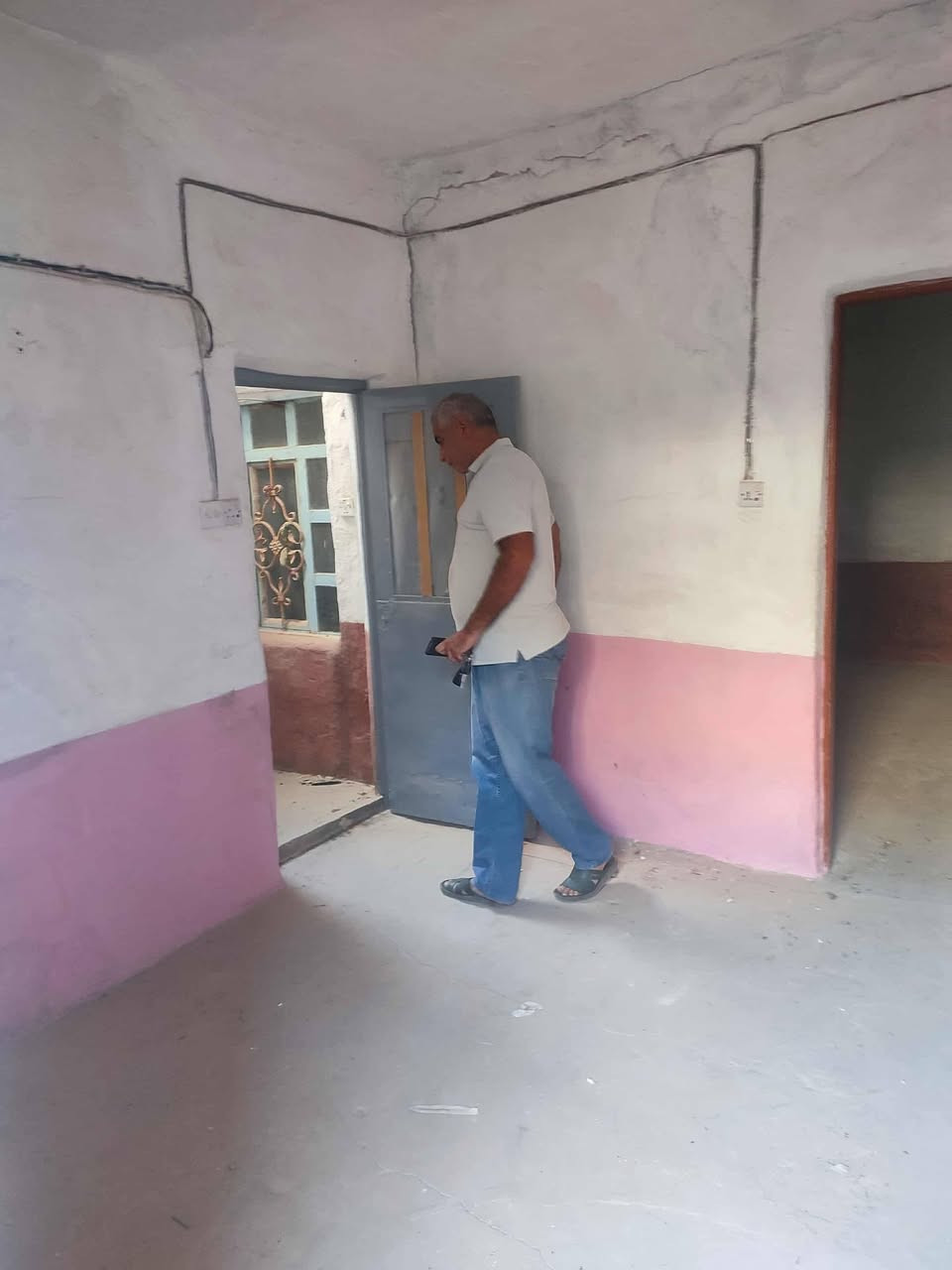 للبيع مساحه 50م فارغ مامسكون مسجل بلبلديه ومرقم يتكون من غرفه وصاله ومطبخ وصحيات ومكشوفه درج تشاريف بيتونه السطح مطبك فرشي العنوان شارع المطار الجديد قرب اسواق فدك السعر 12بي مجال للستفسار اتصل ***********مكتب بركات الصدرين للعقار شارع الحوزه
