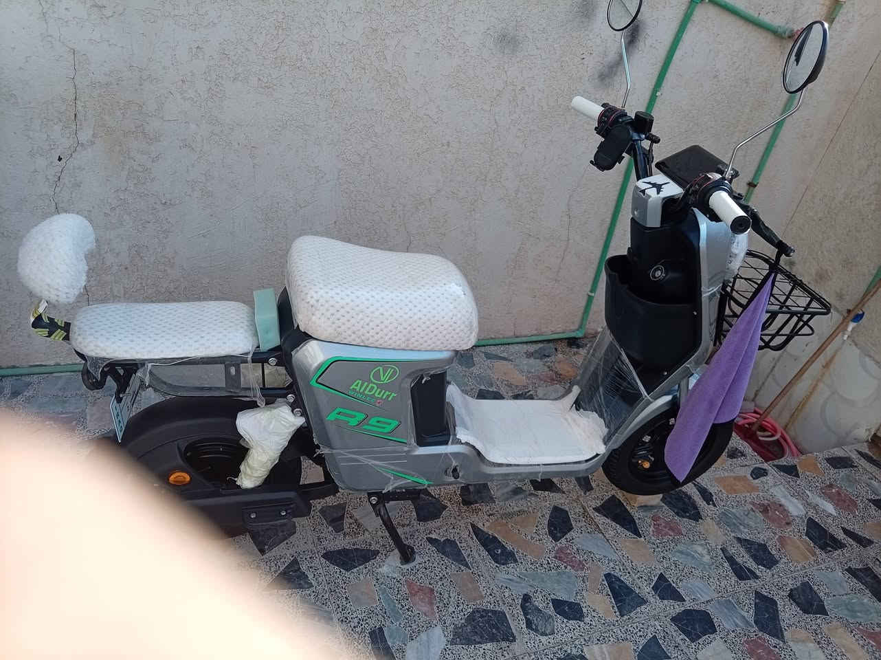 السلام عليكم
دراجه شحن ٢٠٢٤ خمس بطاريات ٣٢ أمبير 
كل شيء شغال كهربائيات جاهزه مكاني البصرة الزبير
السعر ٤٢٥ وبيهه مجال بسيط رقم الهاتف ***********
