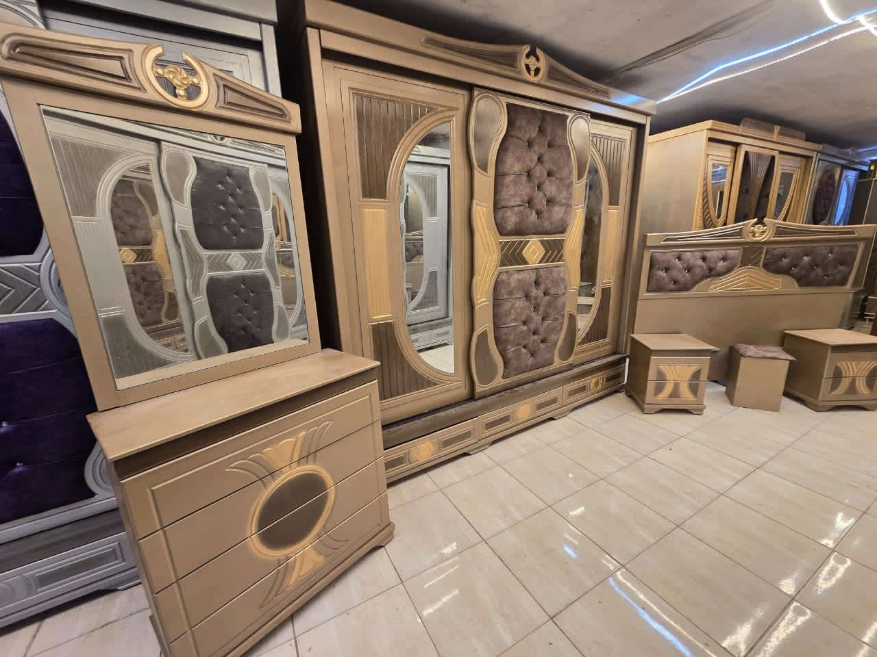 ⬇️غرفة نوم كاملة مع فرشة هدددية🎁🎁أجمل فرصه عروض مفروشات المحبة واتس #اتصال0996910640
🔥#فقط 4 مليون و550 ألف💯
👈👈#وجيبا أأأذااا فيك_تجيبا👌👌
👈بس بدك تقلدنا #قلدنا صح
❤️الغرفة مؤلفة من 
✅ خزانة  صف دروج خشب كبس #عالشوح اجرين زان عرض240 غماقة خارجية60 سم_ وغماقة داخليه55سم
✅تخت مجوز #صندوق160×200
✅ كمدينة عدد2
✅ بيرو دروج +كرسي
🚚 يوجد توصيل لباب البيت


**إذا كنت صاحب هذا الإعلان وتريد حذفه لأي سبب، رجاءا أرسل رسالة إلى الدعم الفني**