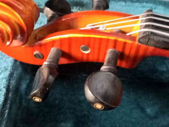 الة فيولا للبيع 125 الف الالة يكون حجمها اكبر من الكمان خشب ميبل مفاتيح وحناكية والفنكر بورد ابنوس جنطة وقوس وكاملة هذا رقمي وبي واتساب *********** مكاني بغداد / البياع ( يوجد توصيل باجور )
