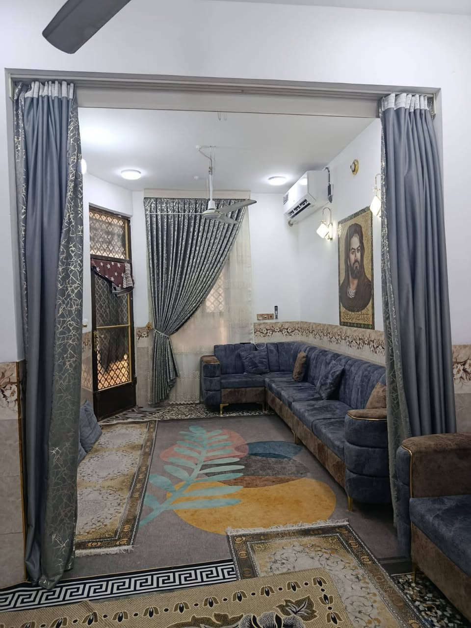 سلام عليكم بيت ٧٠ متر للبيع
طابق واحد  يتوفر جميع الخدمات  عرض الشارع ١١ متر طابو  سند ٢٥  العنوان كربلاء حي السيدة رقية مقابل اسواق برتقالة قرب مستشفى الكفيل. قريب جداً عن شارع الزوار يصلح حسينية او سكن  يبعد ١٠ دقائق عن الامام  الحسين (ع) للاستفسار الاتصال على الرقم ***********
