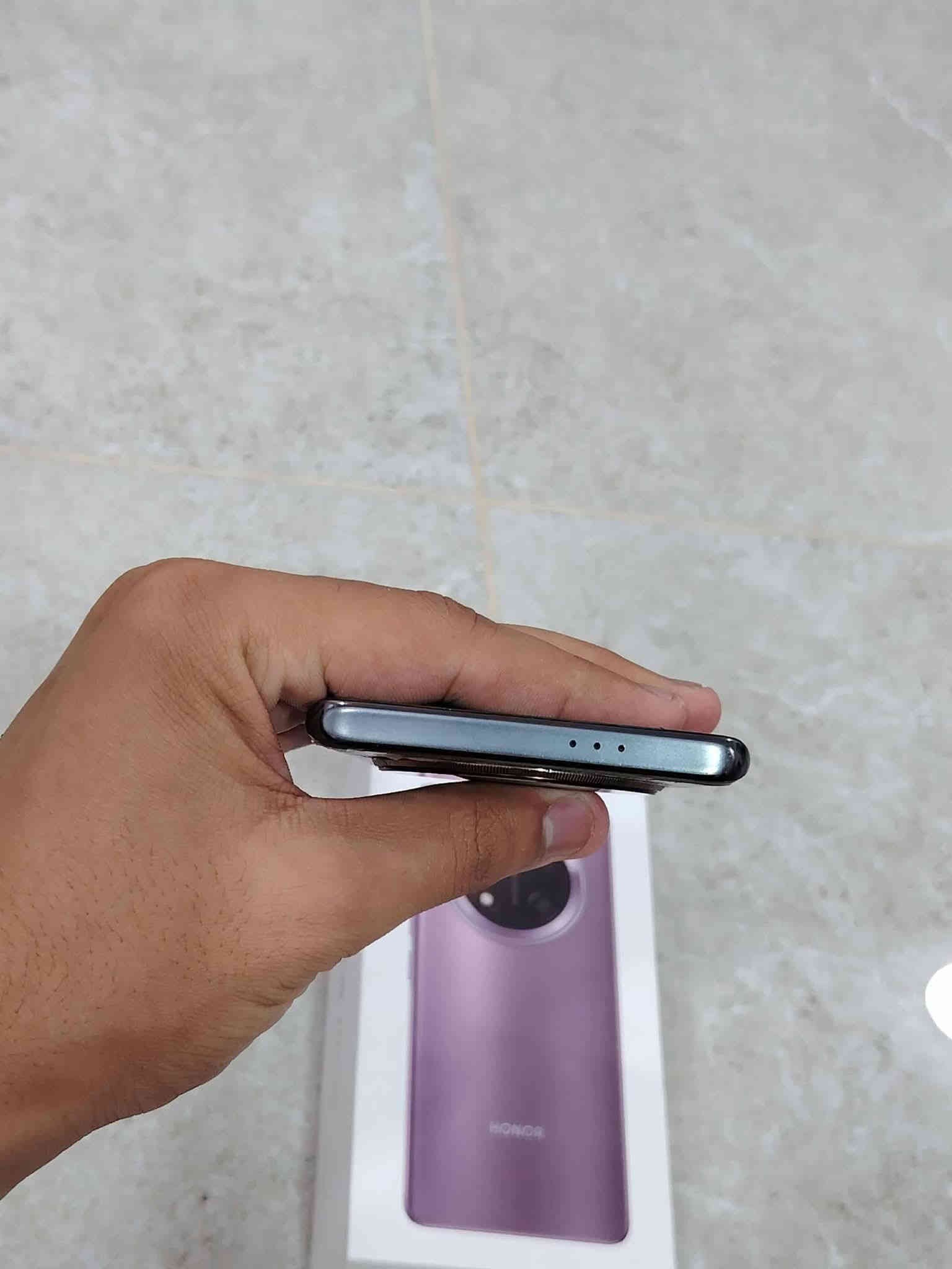 السلام عليكم ورحمة الله وبركاته هونر اكس ٩ سي جهاز غني عن التعريف الجهاز اخو الجديد مستعمل اسبوع فقط ملحقاته كامله ذاكره ٢٥٦ عشوائية ١٢+١٢ السعر ٣٠٠ وبي مجال بسيط مكاني مدينه الصدر ***********
