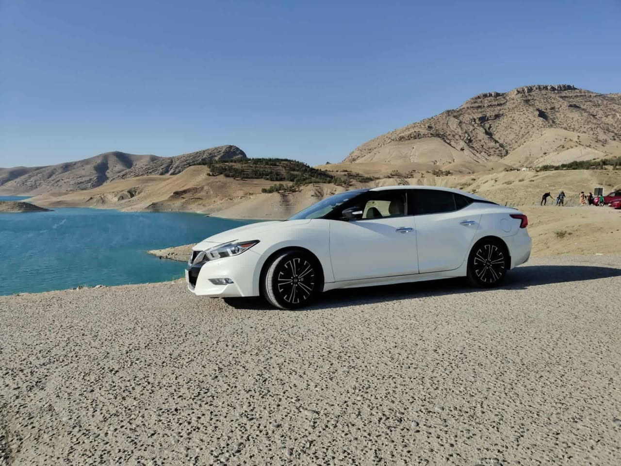 السلام عليكم ورحمة الله
نيسان مكسيما ( 2017 Platinum Edition )

أبيض صدفي 

السيارة أعلى فئة 

  ابرز المواصفات :

- محرك (V6/3.5L) 300hp 

- ناقل حركة من نوع Xtronic CVT

    - نظام صوتي 11 سماعة من Bose 

- فتحة سقف بنورامية 

- مقاعد جلد مع تسخين وتكييف مقاعد امامية 

- تحكم كهربائي للمقاعد الامامية

- تسخين مقود مع تحكم كهربائي 

- تسهيل دخول وخروج السائق 

- دخول ذكي للأبواب الامامية 

- تشغيل عن بعد 

- ستارة خلفية كهربائية 

- اضاءة اسفل الدوس الخارجية 

- اضاءة امامية LED مع الضوء العالي

- مستشعر مطر 

-  تعتيم auto-dimming لمرآة السائق والوسطية

- Apple CarPlay

- رادار أمامي مع مثبت سرعة تفاعلي بخاصية فرملة طوارئ 

- نقطة عمياء 

- نزول المرآة عند الرجوع للخلف 

- رادارات خلفية (عند الرجوع للخلف (خدمة الركن أو الخروج من موقف)، النظام ينبهك إذا يوجد سيارة تقترب من الجانبين الخلفيين باستخدام حساسات خلفية / رادارات.

- حساسات امامي خلفي

- نظام كامرات 360 درجة (امامي،خلفي،جانبي)

- ماوس تحكم بالشاشة

- ذاكرة مقعد السائق عدد 2 

وبقية المواصفات المعروفة

التواصل ع رقم هاتف ☎️/‭٠٧٨٢ ١٤١ ٧٤٩٦‬/واتساب +اتصال
