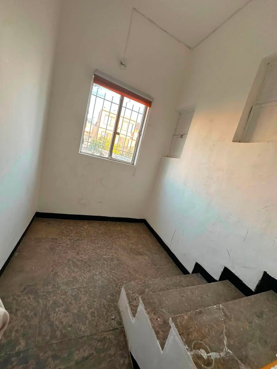 �✨ للإيجار في السيدية – بيت راقي ومميز ✨🏡
🌟 بيت بمساحة 150م
🛏️ يتكون من:
✅ 4 غرف نوم
✅ صالة واسعة
✅ مطبخ مرتب
✅ خدمات متكاملة
✅ كراج
✅ حديقه

💰 السعر:  مليون و 300 قابل للتفاوض
 
📞 للاستفسار والحجز:
مكتب حلم عقاري للوساطة العقارية
📱***********
