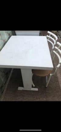 ميز طعام • ٤ كراسي • مكان الكمالية