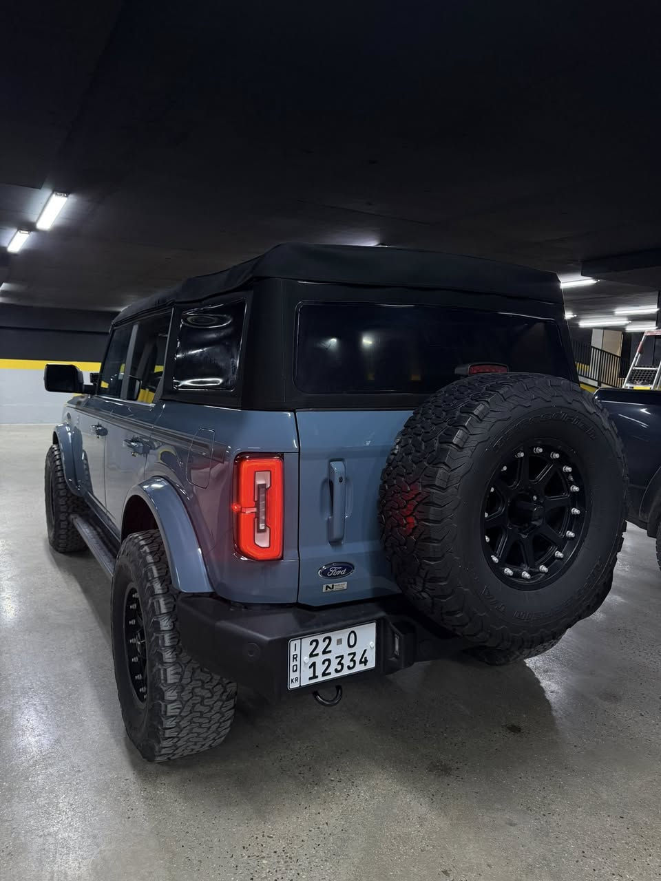 الوحش للبيع فورد برونكو موديل 2023 لون مميز
ماشية 12 الف
المحرك: 6 سلندر تيربو
اللون: بلو جاينيز 
السقف: متحرك (قابل للفتح)
الداخلية: مخمل حبري ورصاصي  
الشاشة: شاشة لمس كبيرة
نظام الدفع: دفع رباعي
سنوية وهزه جديد 
بصمة
شاشه  gps   فوق الدشبول   
تشغيل عن بعد
كاملة المواصفات
وضعيات القيادة:
‏ Eco (اقتصادي)
‏ Normal (عادي)
‏ Mud/Ruts (الوحل والتضاريس)
‏ Sport (رياضي)
‏ Slippery (زلق)
‏ Sand (رمال)
ويل xd  امريكي مو صيني 
اطارات  بيف كودرج امريكي 
الحالة حادث بجاملغ وبنيد  – باقي السيارة نظيفة وجاهزة
مكان السيارة بغداد
السيارة كامله من كلشي وسعرها مناسب كذلك 
السعر 29500 وبي مجال بسيط
للاستفسار  *********** واتساب
