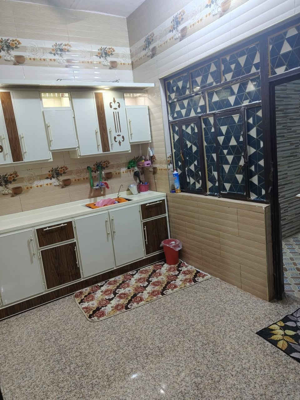 السلام عليكم بيت للبيع طابو زراعي سند 25 // 100 متر خدمات كامله تبليط بالباب  بناء درجه اولى بي استقبال وصاله وغرفه ومطبخ صحيات داخليه صحيات خارجيه ستاره بيتونه صطح فرشي البيت كامل على 24 حبايه العنوان وره الكراج الجديد طريق يا حسين قرب المجمع السكني السعر 37 وبي مجال الاستفسار *********** بي واتساب
