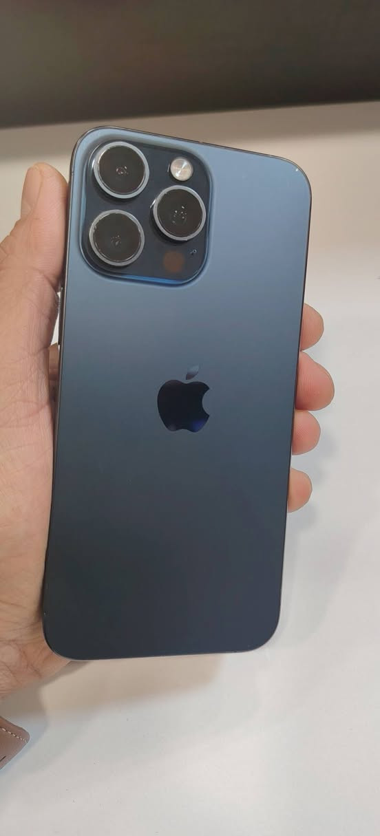 15 pro max
دبل سيم كارت 
بطاريه  ١٠٠
ذاكره ٢٥٦
الجهاز نضيف ومكفول 
بس الشاشه مشخطه لان مشادله لزكه من ماخذه وموضحها بالصوره
السعر مليون 
***********
توصيل ماعندي
