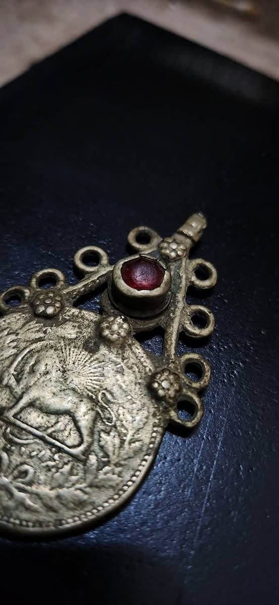 قطعة نآدرة أنيقة أنتيك 
جمعت بين الأناقة و الزمن 
مع حجر كريم في أعلى التميمة 
كل ذلك بسعر 25 الف فقط


**إذا كنت صاحب هذا الإعلان وتريد حذفه لأي سبب، رجاءا أرسل رسالة إلى الدعم الفني**