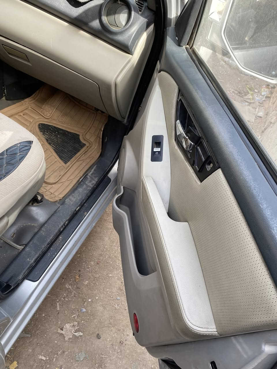 سلام عليكم ليفان مديل 2016 رصاصيه رقم بغداد
للاتصال ***********
