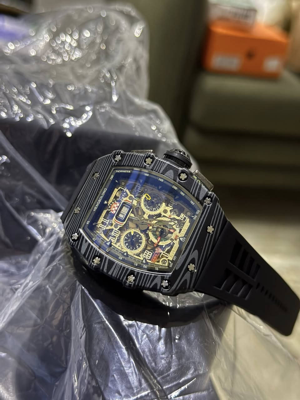 ساعة من ماركة HENGBOLONG
تصميم فخم 

تصميم: فخم رياضي (Octagon / مستطيل منحني)
 • 🧱 الهيكل: بلاستيك + معدن خفيف
 • 🔩 البراغي الظاهرة: للزينة فقط (ستايل)
    • 🪢 السوار : مطاط Rubber Strap
    •      ⚙️ الحركة: أوتوماتيك 

ملاحظة // هناك ضرر بسيط في الزجاج الخلفي بسبب النقل و هو غير مؤثر 

السعر 40,000 دينار 
يتوفر توفير توصيل لجميع المحافظات


**إذا كنت صاحب هذا الإعلان وتريد حذفه لأي سبب، رجاءا أرسل رسالة إلى الدعم الفني**