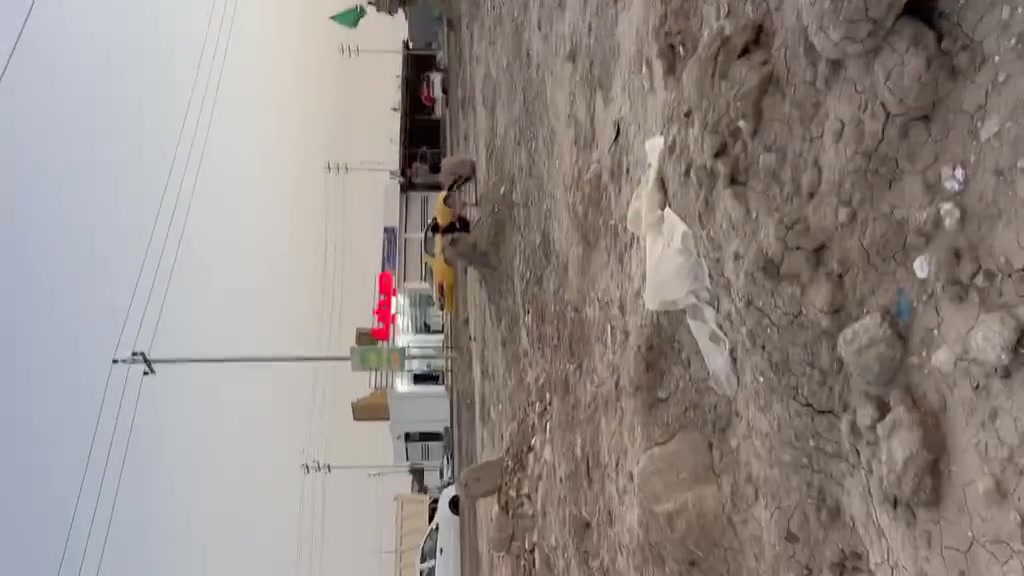 وين اليدور تجاري محلات
قطعه 450 تجاري 
ركن على شارعين 
على الشارع العام 
فول الفول مثل ما واضح بالفيديوا 
كهرباء ماء مجاري كلشي جاهز
العنوان 
حي الجامعه الصخيين منطقة الساده ال محمود 
الاستفسار 
***********
