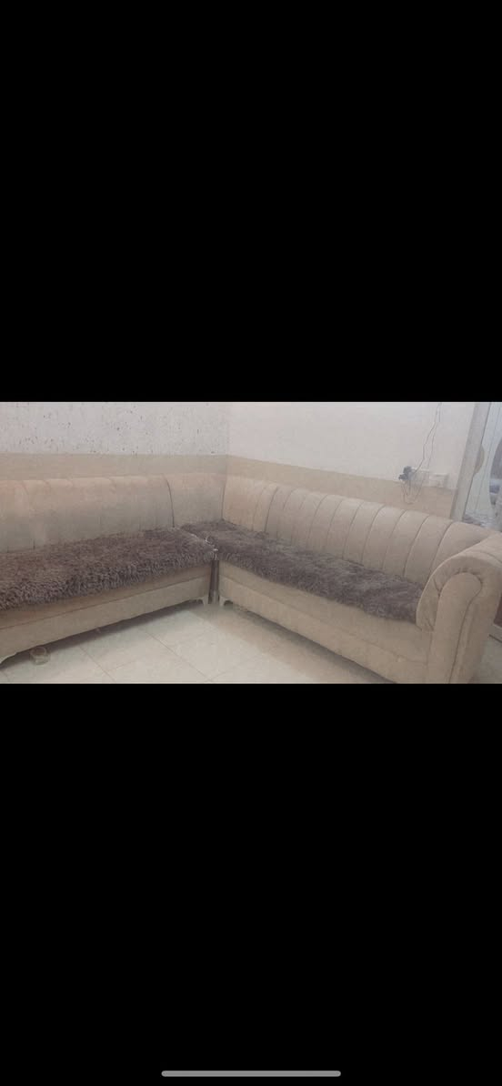 تخم ديوان وميز بدون كراسي ثنين بيع سريع قفل سعرهم ٨٥ الف قفل ثننيهم بيع سريع ***********  مكانهم اربيل كولان
