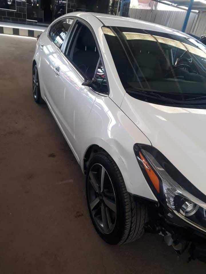 ​🚗 كيا فورتي 2018 - فول مواصفات (Top Clean) 🚗
لعشاق النظافة والمواصفات الكاملة، السيارة بحالة الوكالة وجاهزة للاستخدام الفوري:
​الموديل: 2018.
​المحرك: 2000 (GDI) - أداء قوي واقتصادي جداً.
​الحالة: بدون حادث (وارد أمريكي)، صبغ نص تكم فقط (أثر شخوط/تجميلي) وبيها بوارد مكانات بسيطه الكصه لبدايه فقط مال قماره يعني الحافه فقط  والبنيد ربع منه صفحه اليسره كد شبر البقيه كفاله عامه لغود شواصي دواخل ايرباكات كله بحاله الوكاله 
​✨ المواصفات والكماليات:
​المقاعد: كشنات جلد فاخرة رصاصي وداخل لونين تبريد شاشه بيانو وقطعتين تبريد بصمه ابواب لدات ابواب .
​نظام الراحة: تدفئة بالكشنات الأمامية.
​التبريد: تبريد قطعتين (أمامي وخلفي) ثلج.
​التحكم: تحكم ستيرن جهتين كامل (فول)، مثبت سرعة (Cruise Control).
​الشاشة: شاشة أصلية كبيرة تدعم Apple CarPlay و Android Auto.
​الكاميرا: كاميرا خلفية دوارة مع خطوط مساعدة للركن.
​الأنظمة الذكية: نظام النقاط العمياء (Blind Spot) بالمرايا الجانبية.
​أنظمة القيادة: 3 وضعيات قيادة (Drive Mode: Sport, Eco, Normal).
​السلامة: رادار جانبي، مانع انزلاق، نظام ABS.
​الإضاءة: ليدات أمامية نهارية مميزة، وإنارة ترحيبية.
​الإطارات: ويل كب (جنوط) قياس 16 أو 17 الأصلي.
​💎 السيارة بحالة ممتازة، داخلية نظيفة جداً، وما تحتاج أي مصاريف إدامة.
​📍 العنوان: [بغداد الكريعات ]
💰 السعر: [السعر١٢٠] (بيها مجال بسيط للشراي)
📞 للتواصل: [***********]
​ملاحظة للمصداقية:
​بما إن السيارة وارد أمريكي وبدون حادث ليخب ادزله رقم شاصي
