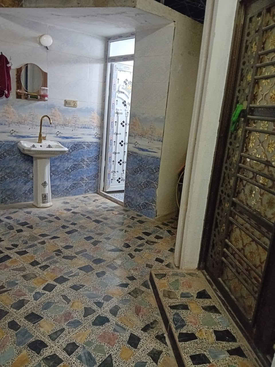 السلام عليكم
بسم الله الرحمن الرحيم 
بيت للبيع المساحة 125 متر خدمات كاملة مي كهرباء مجاري 
البيت يحتوي على غرفين نوم صالة استقبال صحيات بناء جديد 
طابقين العنوان الرئاسة شارع عشرين قرب افران الزيتون 
السعر 95 وبي مجال زراعي  قليل باقر العتابي الهاتف *********** علي العراب ***********
