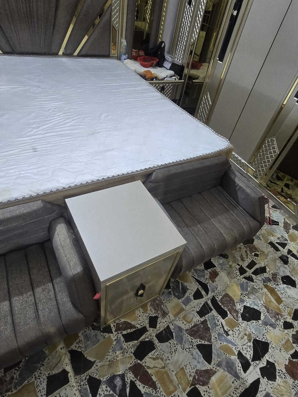 السلام عليكم غرفه للبيع
ذني صورها قيم بمايرضي الله.    وهذا رقمي ***********.  واتساب.
