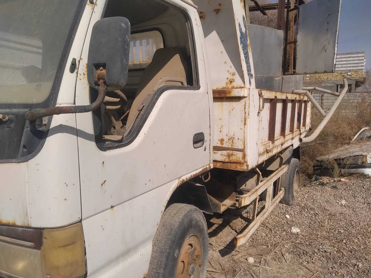 سلام عليكم للبيع سياره جاك صيني قلاب موديل ٢٠٠٩رقم ذيقار صدامي اصوليه بس راعيه ماندله مكاني البصره القرنه نتصال عله الرقم ***********
