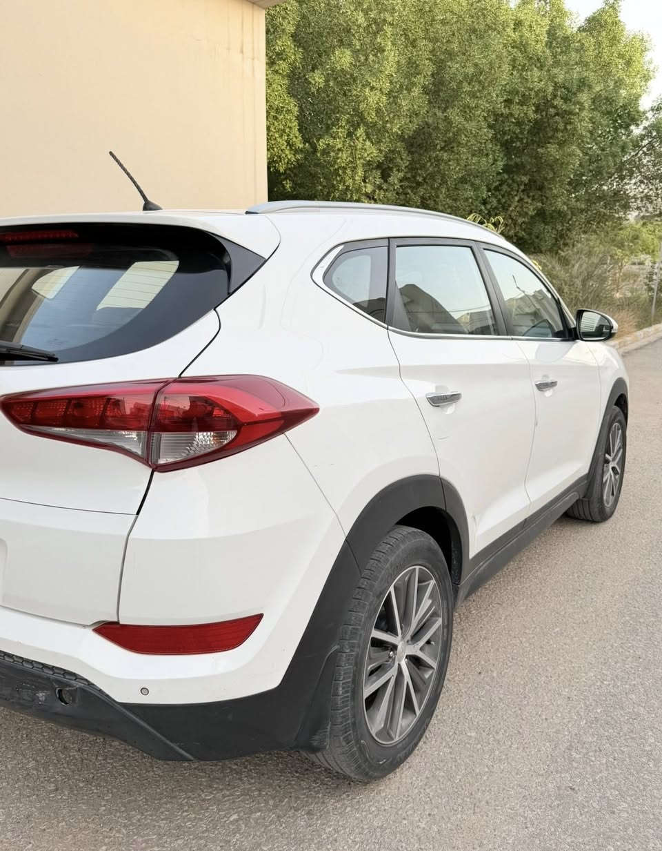 السلام عليكم توكسان خليجي موديل 2018  خليجي. رقم نجف مكينه 2000  ماشيه 167الف مكفوله السياره  بيه بارد بالباب وبارد بالجنطه مواصفات السياره مري شفط دبل لد امامي تبريد خلفي حساسات كاميرا  تحكمات ستيرن السعر ١٧٣ وبيه مجال بسيط 
مكان السياره النجف للاتصال ***********
