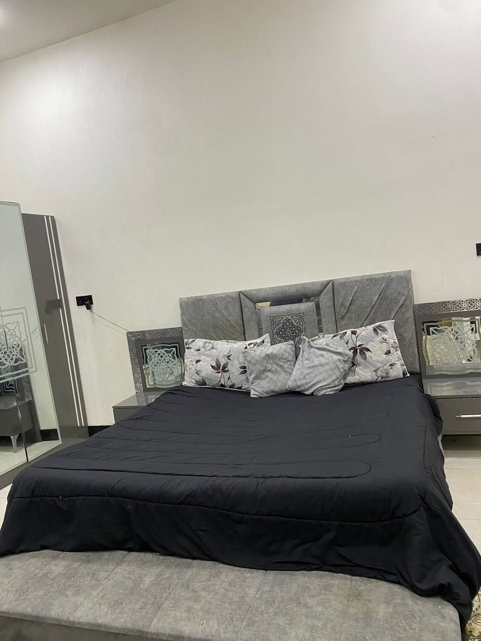 سلام عليكم غرفه كامله للبيع مستعجل على البيع العنوان بصره بصالحية 
550 الف وبيهة مجال حك جيه ***********
