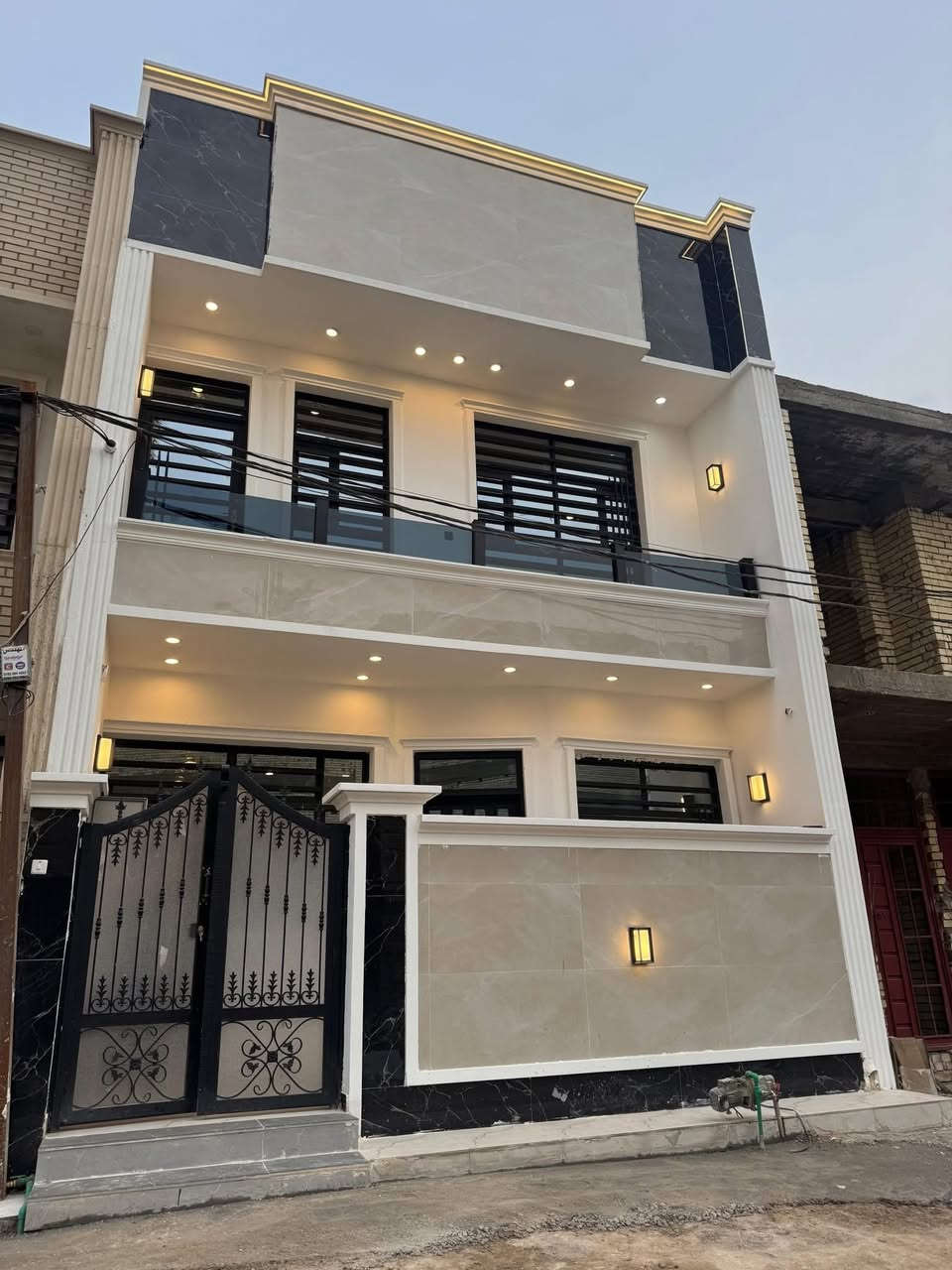 السلام عليكم
دار للبيع جديد بناء حديث 
المساحه ٦٨متر
واجهه ٦.٥مدخلين 
نزال سليم قرب أسواق أبو زهراء 
للاستفسار ***********
