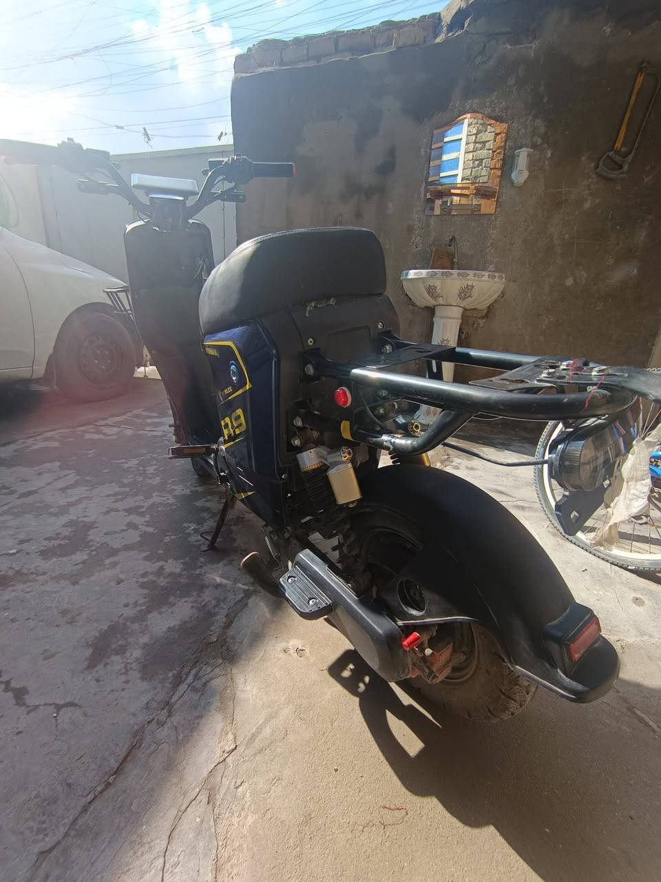 السلام عليكم 
دراجة شحن R9 نضيفة حلوة بطاريات نص عمر تمشيك تقريبا 17 كيلو مسافة زينة شغالة ما بيها اي مشكلة كهربائيات لايتات نشرات كلشي موضح بالصور وبالتفصيل لايت مالتها زنون قوي بالليل بيها ملاحظات بسيطة بالشكل الخارجي بس ك مشي وكهربائيات ممتازة غراضها كاملة وياها شاحنة ومرايات وزنجبيل مال البايدر وبايدرات كاملة مكملة بس بيها شخوط بسيطة كل هذا والسعر 330 الف وبيها مجال الطيبين مكاني بغداد كفاءات العبيدي 
***********
***********
للتواصل واتساب او خاص
