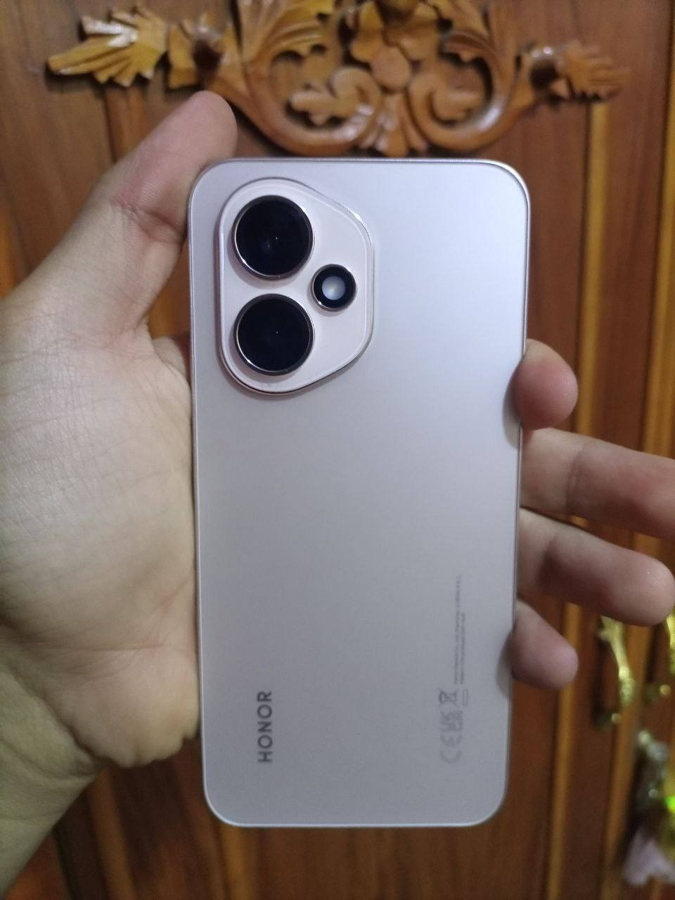 السلام عليكم ورحمة الله وبركاته هونر 400 جهاز نظيف جداً تجي وتشوفه صارلي شهر ونص من مشتريه، اشتريته 480 واريده 425 وبي مجال الشراي الذاكرة 256 العنوان الحيانيه الثالثه خلف جامع سيد نعمه الشوكي الرقم *********** مواصفات الجهاز بمواصفات قوية تشمل شاشة AMOLED بمعدل تحديث 120Hz، ومعالج Snapdragon 7 Gen 3، وكاميرا رئيسية 200MP، وبطارية ضخمة 6000mAh مع شحن سريع 100W، بالإضافة لدعم 5G، وذاكرة وصول عشوائي (RAM) تصل إلى 12+12 جيجابايت، ويعمل بنظام Android 15 بواجهة MagicOS 9، ويتميز بمقاومة للماء والغبار (IP66) ومكبرات صوت ستيريو وتصميم متين معتمد ضد السقوط.
