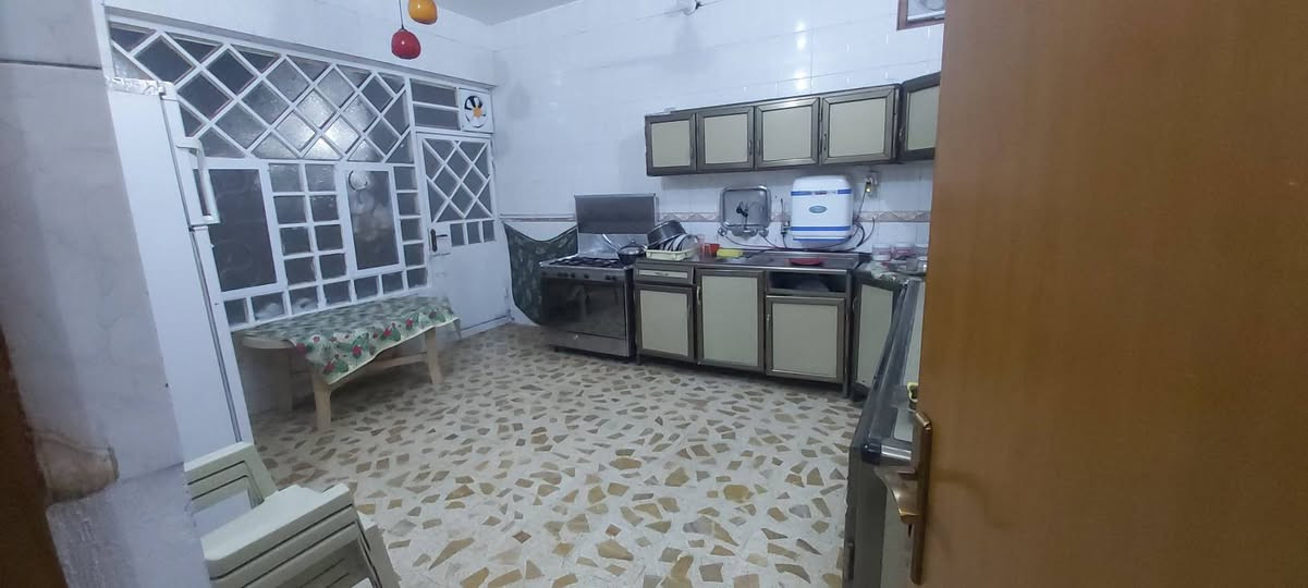 بيت للبيع ٢٠٠ متر حي السلام سايدين مجمع العين يحتوي على ثلاث غرف صاله استقبال صحيات داخليه وخارجيه وبالاضافه الى شقه معزوله طابق ثاني السعر ٤٢٥ مليون ***********
