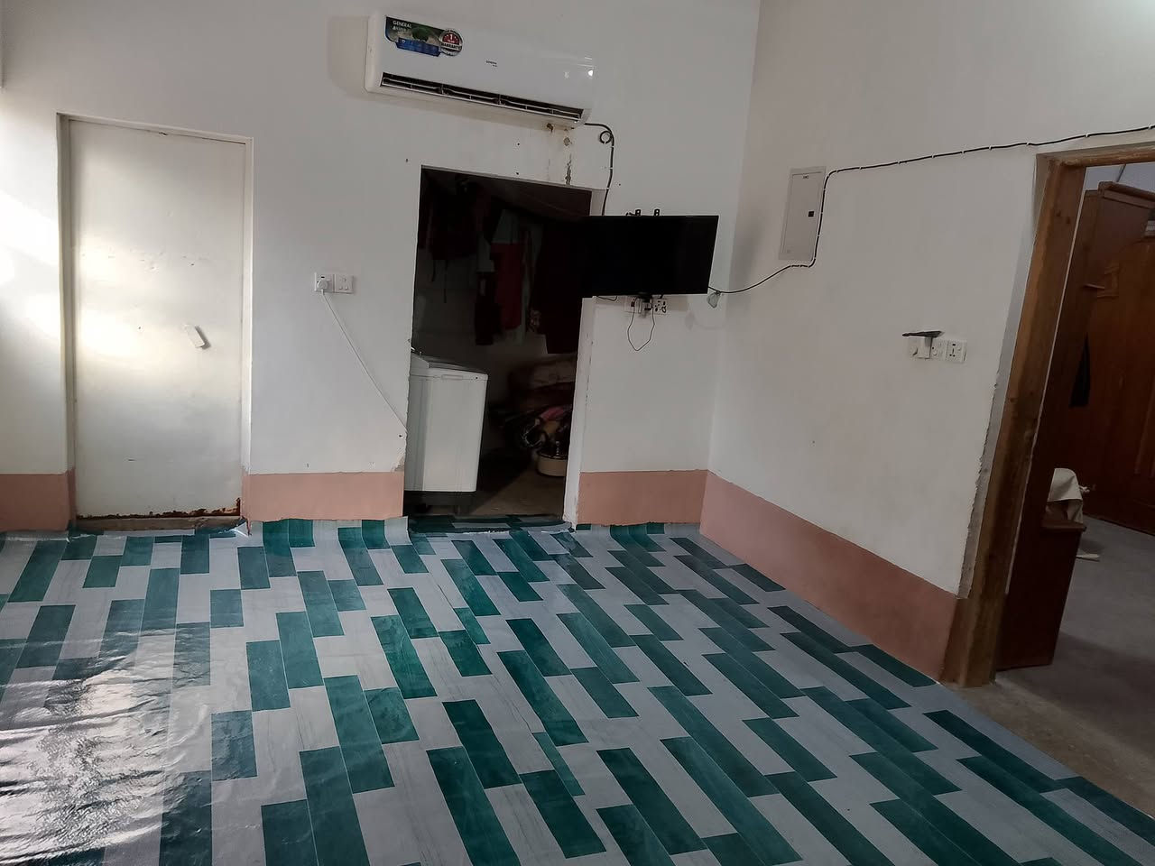 قطعه ارض للبيع او بيه مشتمل كامل يعني تجي كبل تكعد بي مساحته 200متر علا طريق سيدي براهيم يم يم المولده الثانيه اوكافت الخدمات موجوده يمه العلم البيت بلوك او سكف سندوجي الشارع ماله عشره متر اوكلش قريبه علا الشارع يعني خمسين متر السعر 45اوبيه مجال او هاذ رقمي ***********رجائن المو شراي او يحب بس يعامل لا يدك اني كاتب السعر مي يحتاج يسئل ومن الله التوفيق للجميع انشاء الله
