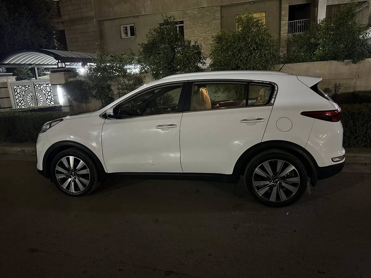 ‎السلام عليكم.
‎للبيع ، كيا سبورتج 2018 بيضه وارد خليجي 
‎والسياره بيه بارد صغير 
‎استخدام بيتي 

‎المواصفات‎
‎نقاط عمياء
‎حساس اطارات بالشاشه 
زراك امامي 
تبريد بيانو 
‎تبريد شاشه قطعتين يمين ويسار
‎حساس امامي خلفي 
‎حساس اطارات بالشاشه 
‎ويل كب عدد ٥ -حجم الويل ١٩ انج
‎بردة خلفيه 
‎شاشة اعطال 
‎تبريد قطعتين 
لد نهاري زنون
والسياره اوتو هولد 
‎وباقي المواصفات المعروفه 
والسياره سبيرها منازل
‎وماشيه 75000 كيلو متر 

اي استفسار الاتصال على الرقم 
***********
