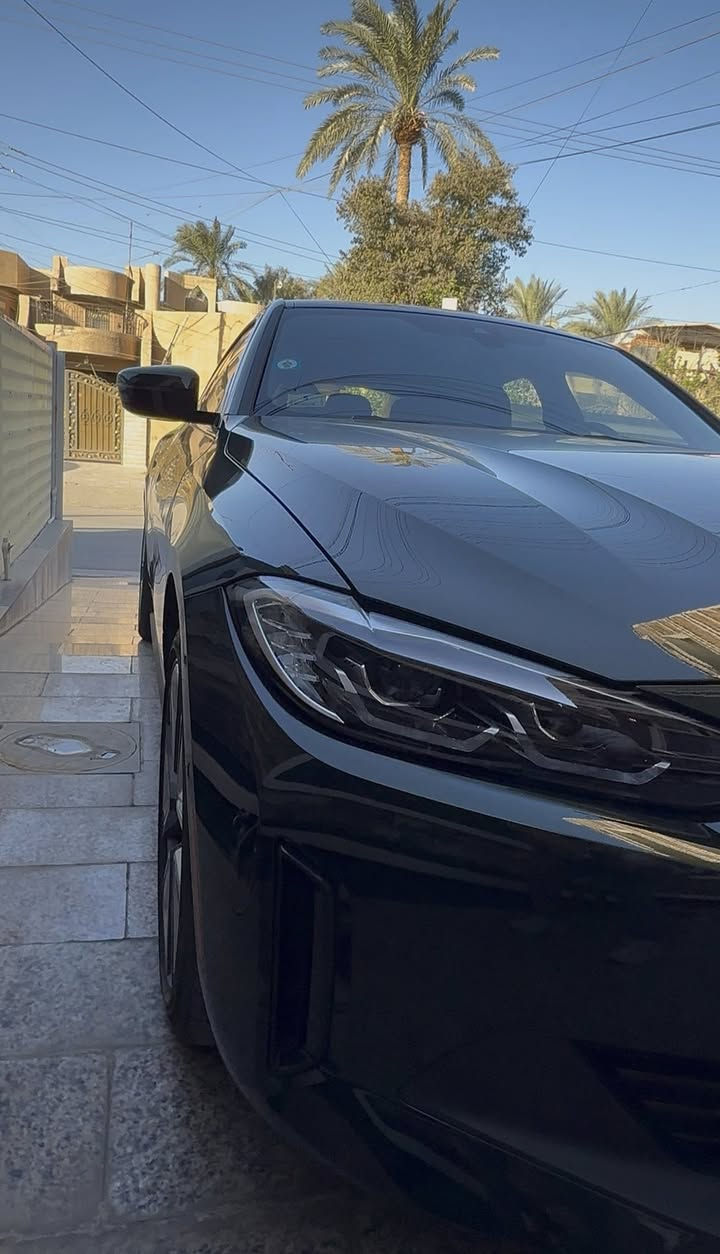 السلام عليكم 
بي ام دبليو BMW i4 Edrive40 2024
فل الكترك (كهرباء بالكامل)
بجم كبس ولابرغي مفتوح
المواصفات:
 وارد امريكي 
 لون اخضر
 محرك كهرباء 
 بطارية 81.5 كيلو واط / ساعة (الشحنه تمشي 400-450 كيلومتر)
 بانوراما
 لايتات امامية متحركة عدسة Adaptive laser led 
 حساسات امامية وخلفية 
 رادات جانبية وامامية
 كاميرا 360 درجة
 توقف ذاتي (امامي وخلفي)
 تنبيه اصدام للمركبات وللاشخاص
 محدد ومثبت سرعة + تنبيه الخروج من المسار
 نظام الترفيه idrive 8 احدث نظام 
 ممكن عرض خريطة ويز على الشاشة الاماميه (امام السائق)
 المسافة المقطوعة 6500 ميل 
 مقاعد كهرباء + تسخين مقاعد + تسخين مقود قيادة
 اوامر صوتيه في النظام الترفيهي 
 السرعة من 0-100 خلال 5 ثواني 
سويج عدد ٢ 
اصطفاف ذاتي 
كاميرا بانورما
 حادث السيارة : الابواب الجانبية عكس السايق (تم تبديل الابواب بأبواب اصلية) +ايرباكات مبدلات وكاله و راجعات وكاله بلاديات 
 السيارة جديدة جداً ونظيفة ومناقصها اي شي ولا كلوب او اشعار بيها سياره وكاله مناقصها برغي
 السعر 37100 (371 ورقة) بيها مجال بسيط جداً 
 مكان السيارة بغداد – العامرية
 رقم الهاتف ***********

